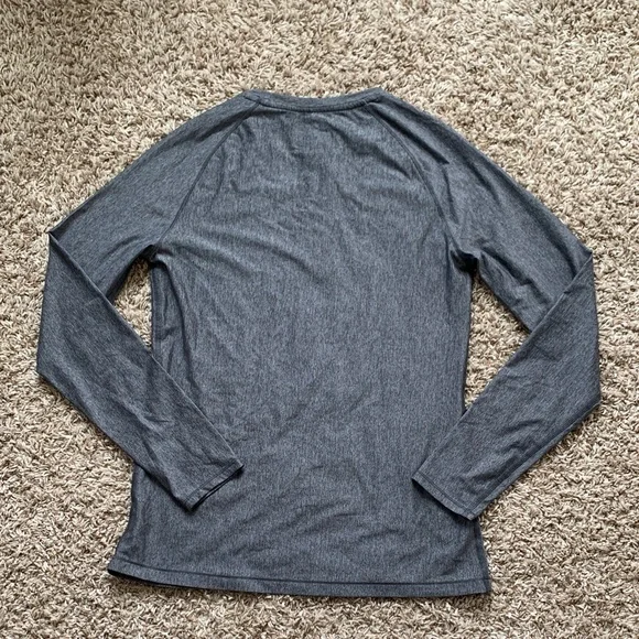 Under Armour Women's Dark Gray Heather Long Sleeve HeatGear Crew Performance Tee - Picture 6 of 8